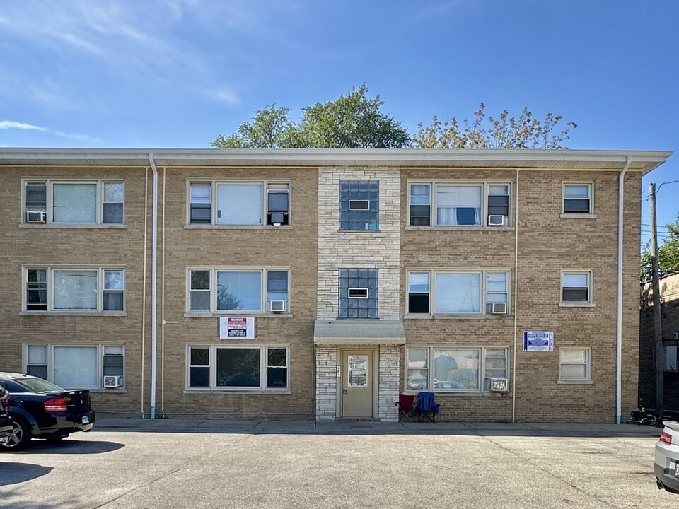 7632.5 N Milwaukee Ave in Niles, IL - Building Photo
