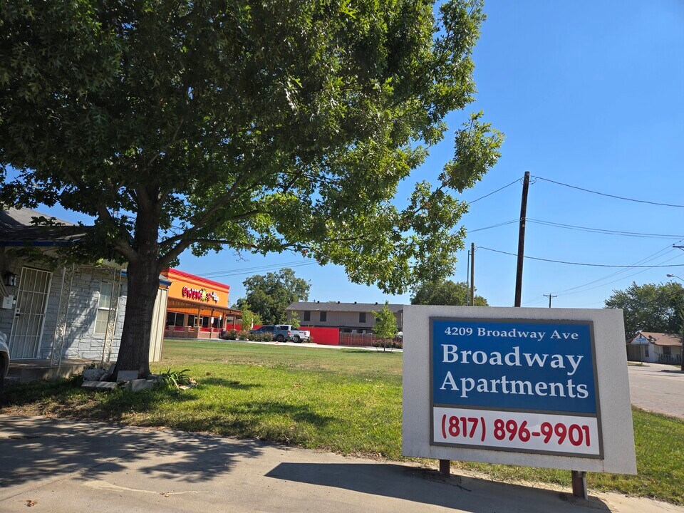 Broadway Apartments in Haltom City, TX - Building Photo
