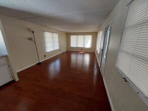 1009 49th Avenue Dr W in Bradenton, FL - Foto de edificio - Building Photo