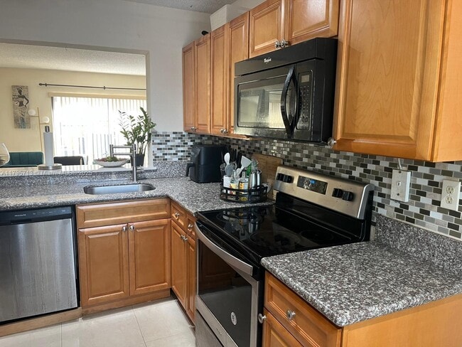 9491 Palm Cir N in Pembroke Pines, FL - Building Photo - Building Photo