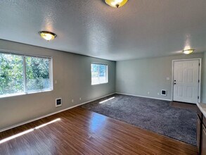 1041 8th Ave, Unit 201 in Longview, WA - Foto de edificio - Building Photo