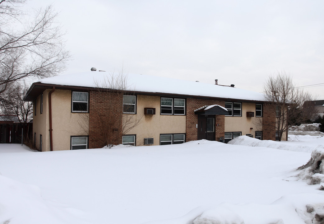 5644 4th St NE in Fridley, MN - Foto de edificio