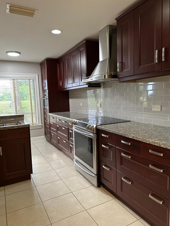 16369 Malibu Dr in Weston, FL - Building Photo