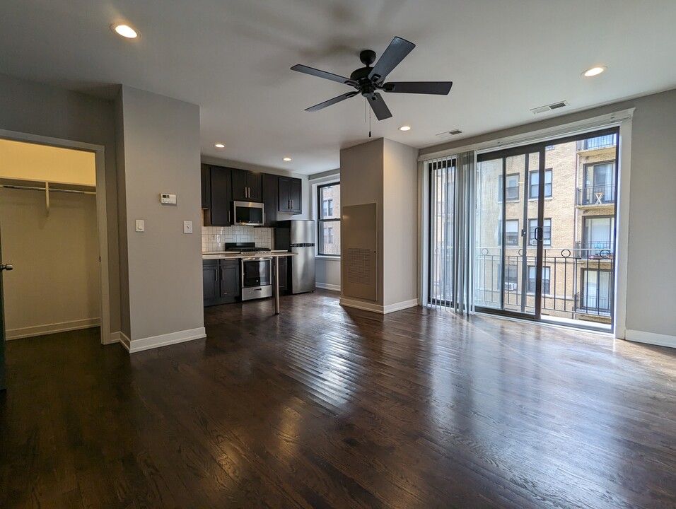 4220 N Sheridan Rd, Unit 413 in Chicago, IL - Building Photo