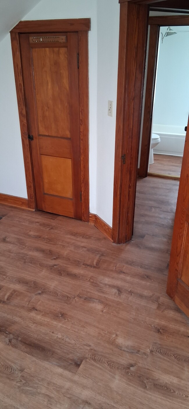 327 N 63rd St, Unit Tiny Upper Flat in Milwaukee, WI - Building Photo - Building Photo