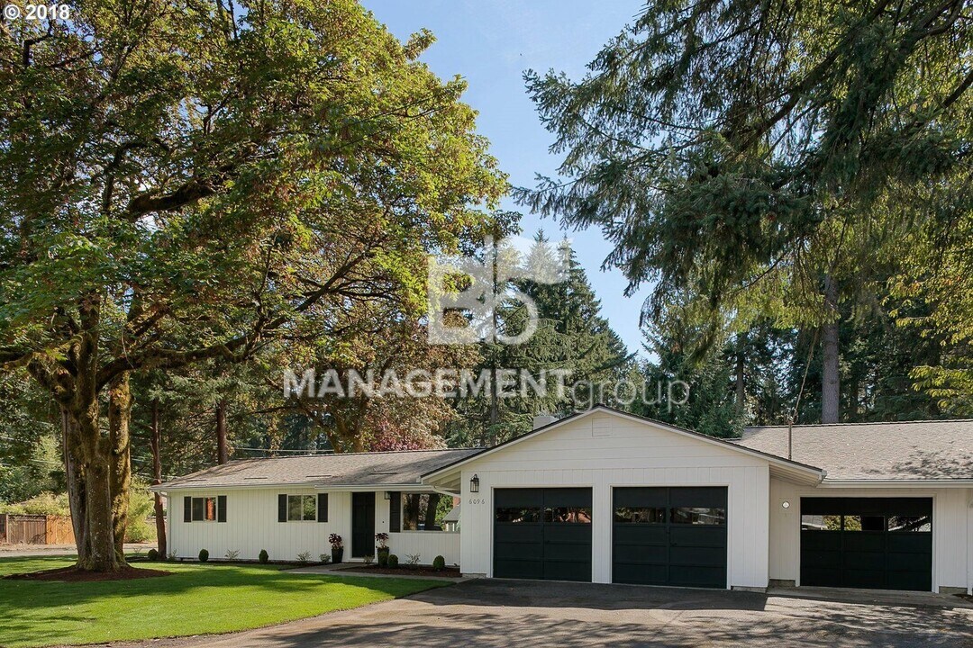 6096 SW Harrington Ave in Lake Oswego, OR - Building Photo