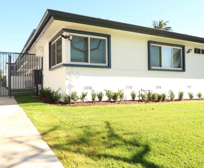 812 Larch St in Inglewood, CA - Foto de edificio - Building Photo