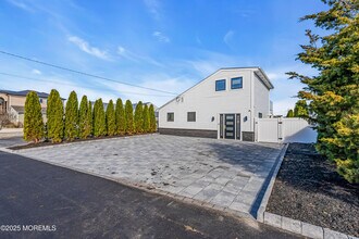 320 Silver Lagoon Dr in Toms River, NJ - Building Photo - Building Photo