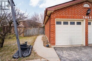 3084 Spring Creek Crescent in Mississauga, ON - Building Photo