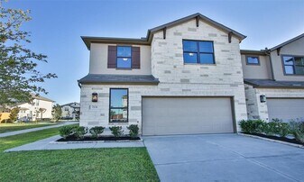 7124 Elgin St in Pearland, TX - Building Photo