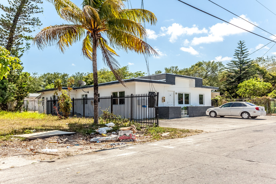 110-118 NE 56th St in Miami, FL - Building Photo