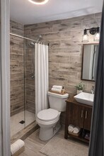 140 Woodland Rd in Hampton, VA - Building Photo - Building Photo