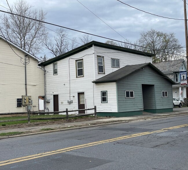 111 N Courtland St in East Stroudsburg, PA - Foto de edificio - Building Photo
