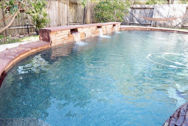 102 N Queenscliff Cir in Spring, TX - Building Photo - Building Photo