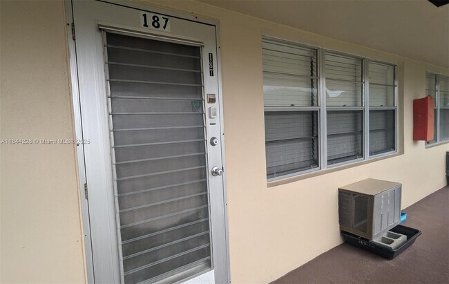 187 Cambridge H in West Palm Beach, FL - Building Photo - Building Photo