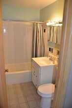 1603 Waukegan Rd, Unit 16 in Glenview, IL - Foto de edificio - Building Photo