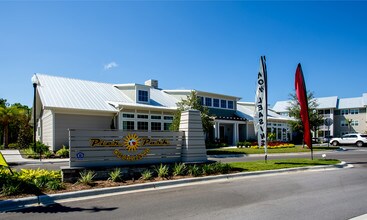 Pier Park Crossings in Panama City Beach, FL - Foto de edificio - Building Photo