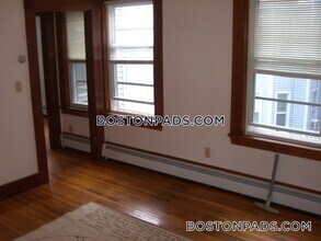 85 Brown St, Unit 2 in Waltham, MA - Building Photo - Building Photo