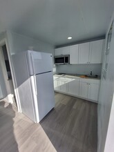 13241 SW 27th St, Unit Beautiful efficiency in Miami, FL - Building Photo - Building Photo