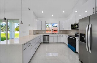15640 NW 39th Ct in Miami Gardens, FL - Building Photo - Building Photo