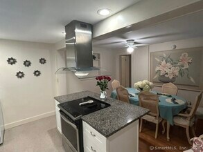 110 Boston St in Guilford, CT - Building Photo - Building Photo