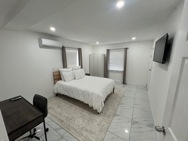 4200 NW 11th Ct in Miami, FL - Building Photo - Building Photo