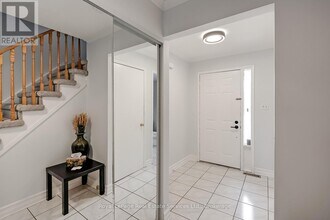 2262 Margot St in Oakville, ON - Building Photo - Building Photo