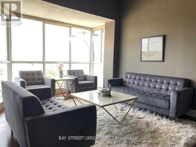 1071 Queens Ave in Oakville, ON - Building Photo - Building Photo