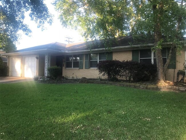 property at 1806 Foxwood Rd