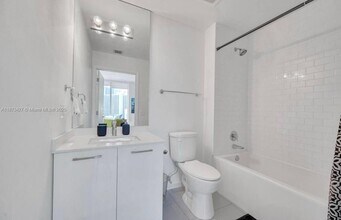 151 SE 1st St, Unit 1111 in Miami, FL - Building Photo - Building Photo