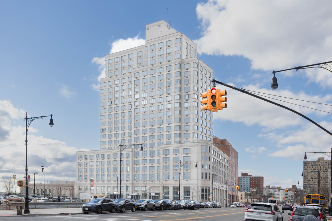 Raven Hall in Brooklyn, NY - Foto de edificio