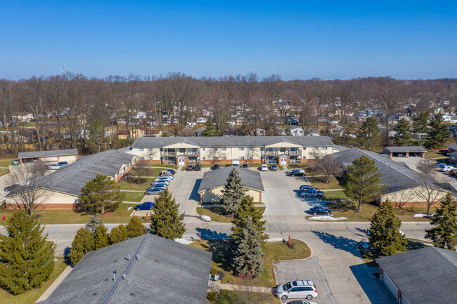 Oakwood Apartments in Olmsted Twp, OH - Foto de edificio - Building Photo