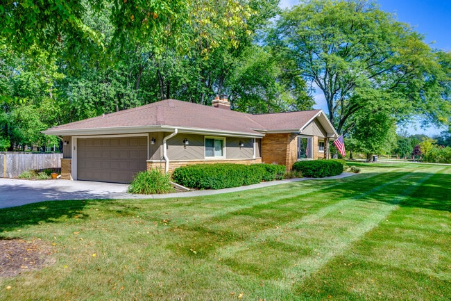 2820 St James Ln in Mequon, WI - Building Photo - Building Photo