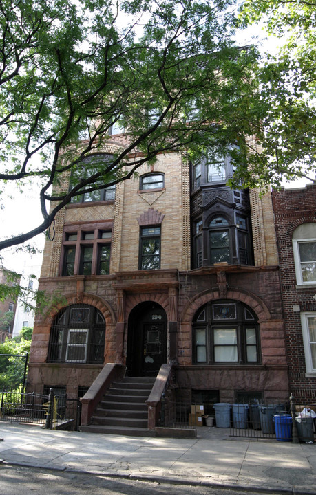 194 Vernon Ave in Brooklyn, NY - Building Photo