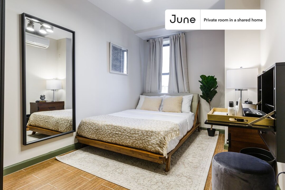 Private bedroom in 3 bed/1 bath Home in New York, NY - Building Photo