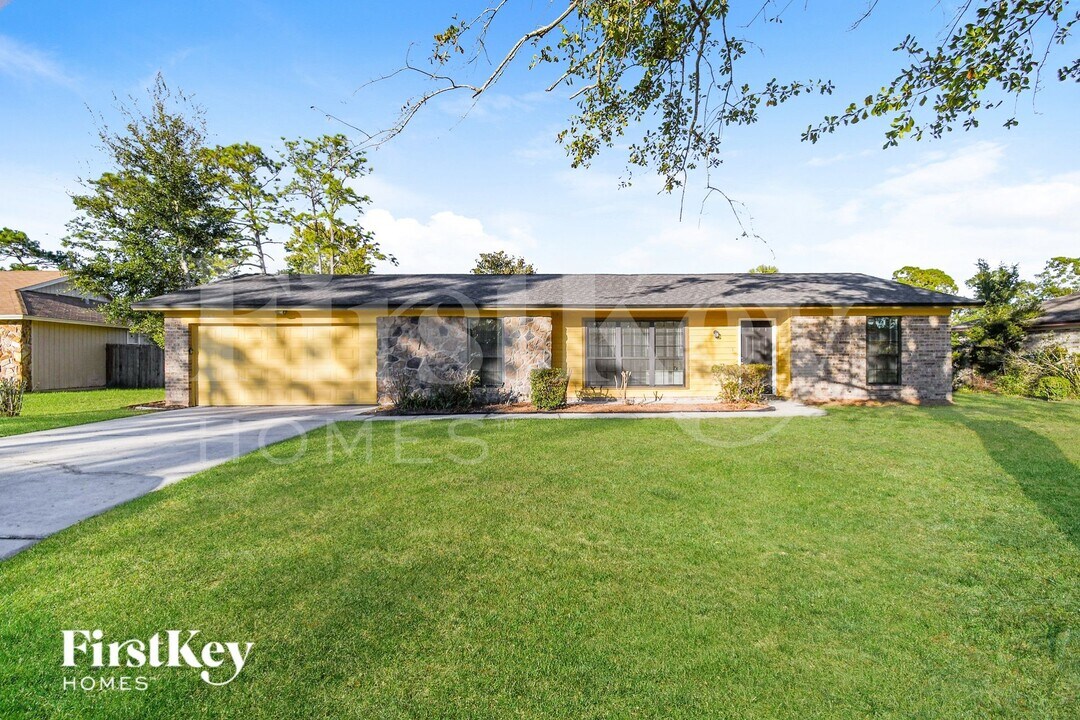 2462 Ridgecrest Ave in Orange Park, FL - Building Photo