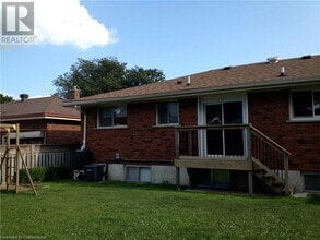 26 Wiltshire Dr in Brantford, ON - Building Photo - Building Photo
