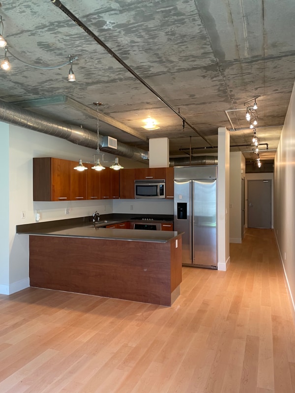 645 W 9th St