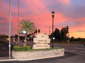 9109 W Hillsborough Ave in Tampa, FL - Building Photo