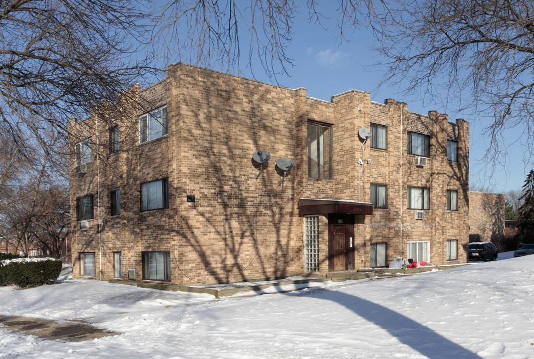 1195 N Boxwood Dr in Mount Prospect, IL - Building Photo