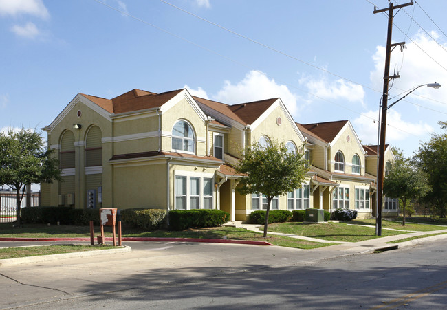 Summit at Benavides Park in San Antonio, TX - Foto de edificio - Building Photo