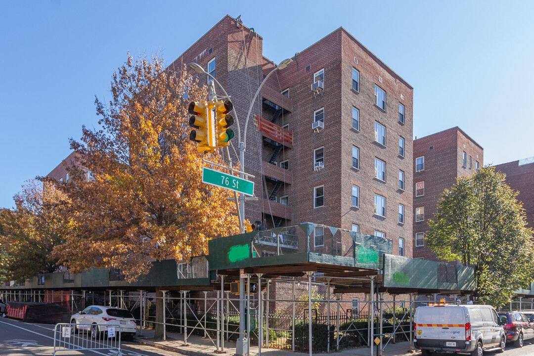 7610 34th Ave in Jackson Heights, NY - Foto de edificio