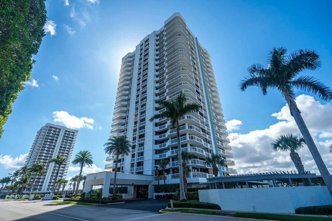 123 Lakeshore Dr in North Palm Beach, FL - Building Photo