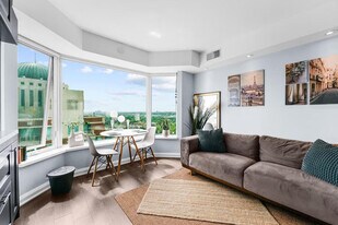 125 Yorkville Ave in Toronto, ON - Building Photo