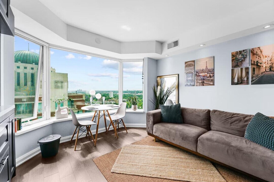 125 Yorkville Ave in Toronto, ON - Building Photo