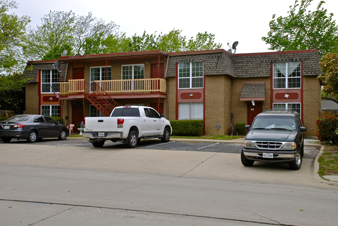 411 S Dooley St in Grapevine, TX - Building Photo