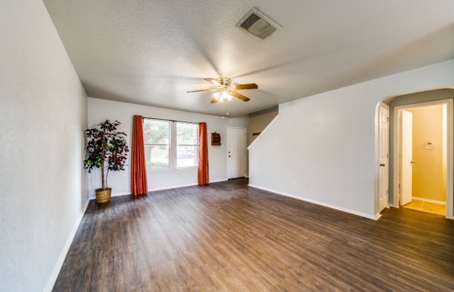 8914 Kestrel Oak in Converse, TX - Foto de edificio - Building Photo