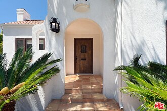 9015 Rosewood Ave in West Hollywood, CA - Building Photo - Building Photo