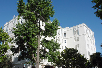 The Chateau Apartments in Burlingame, CA - Foto de edificio - Building Photo