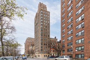 22 Riverside Dr in New York, NY - Building Photo
